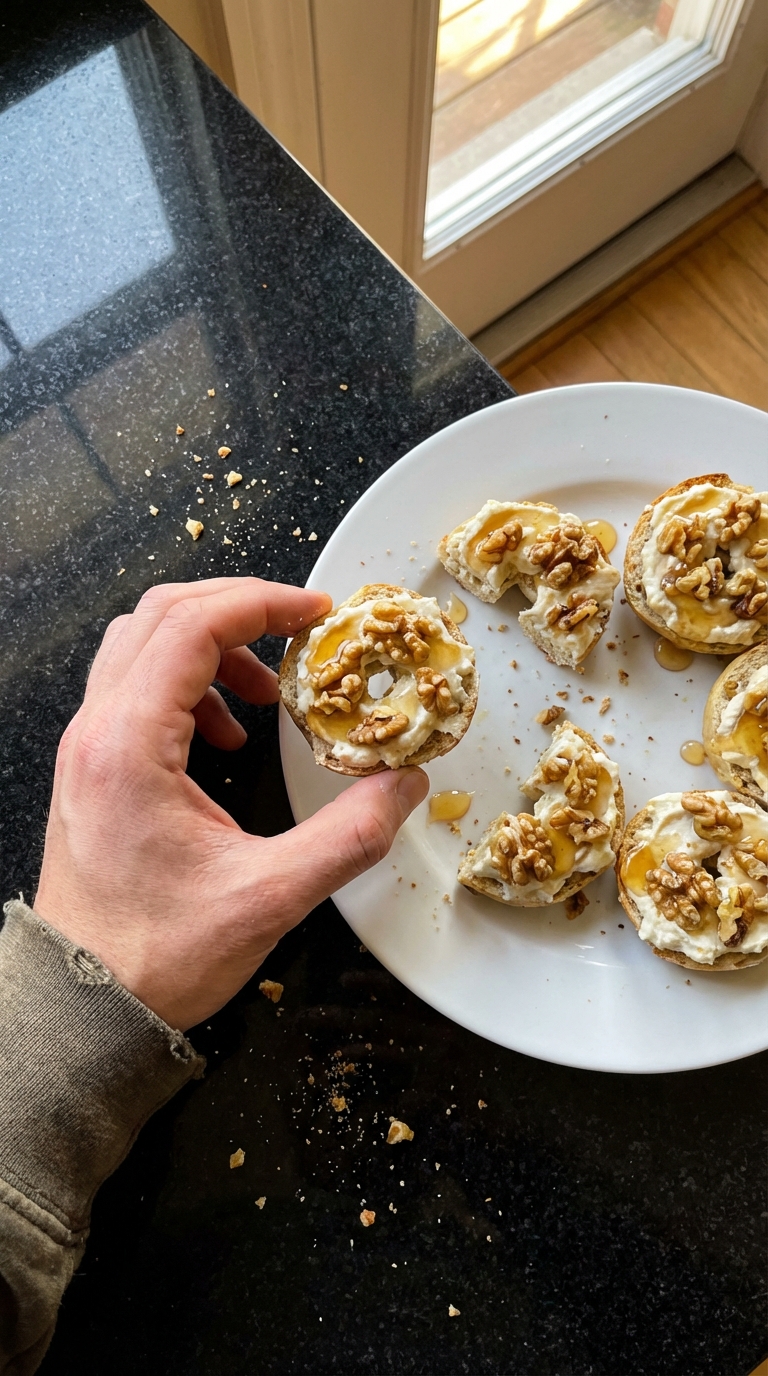Picadas de bagel de iogurte grego com nozes